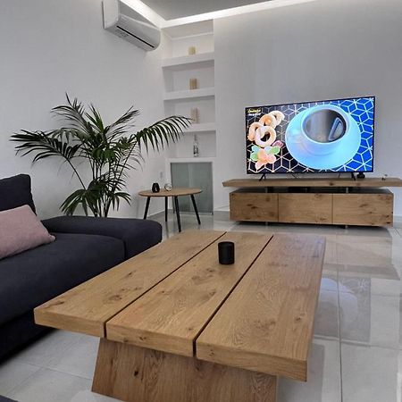 Modern Apartment Close To Airport With Gym And Bbq イラクリオン エクステリア 写真