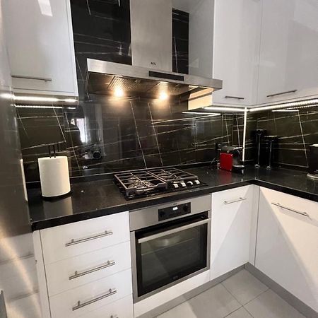 Modern Apartment Close To Airport With Gym And Bbq イラクリオン エクステリア 写真