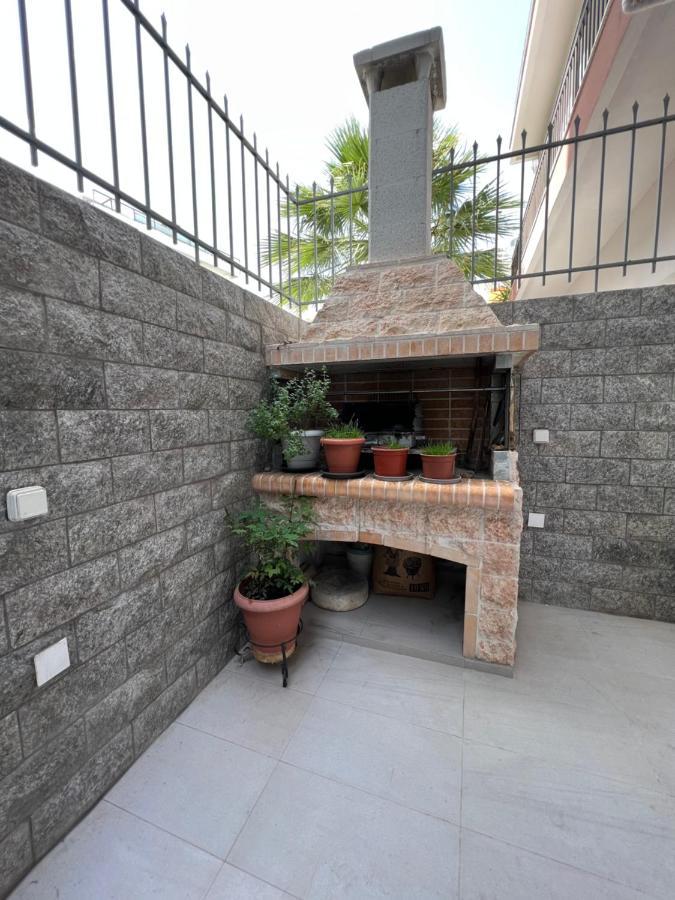 Modern Apartment Close To Airport With Gym And Bbq イラクリオン エクステリア 写真